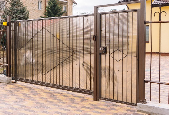 Купить ворота из профлиста с элементами ковки, с металлическими столбами в рамке или под дерево в чернушке от 158955 руб